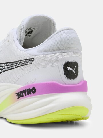 Chaussure de course 'Magnify Nitro 2' PUMA en blanc
