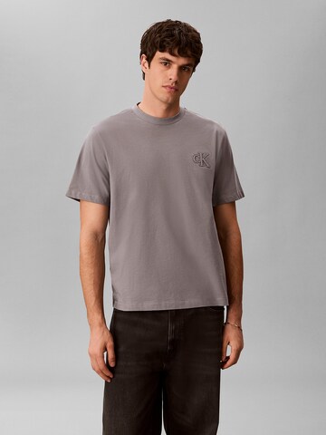 T-Shirt Calvin Klein Jeans en gris : devant
