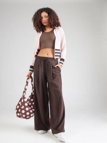 ADIDAS ORIGINALS Wide leg Παντελόνι πλισέ σε καφέ