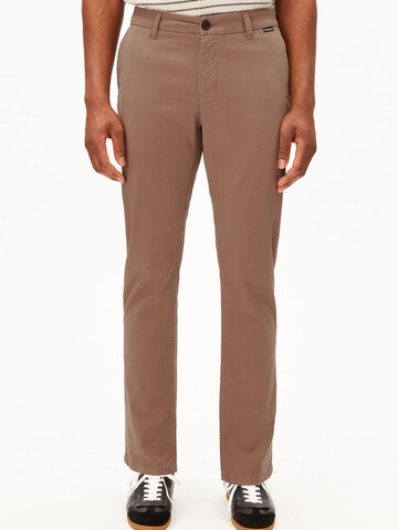 ARMEDANGELS Regular Chinohose AASTER in Braun: Vorderseite