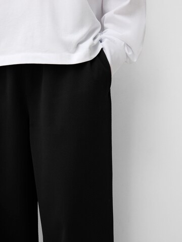 BershkaLoosefit Hlače - crna boja