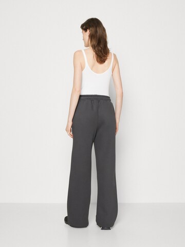 ALPHA INDUSTRIES - Pierna ancha Pantalón en gris