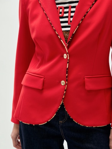 Lola Casademunt Bleiseri värissä punainen