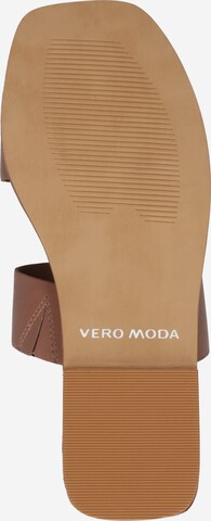 Vero Moda Wide Fit Pantofle – hnědá