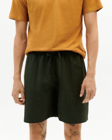 Thinking MU Loosefit Shorts 'Henry' in Grün: predná strana