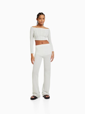 évasé Pantalon Bershka en blanc