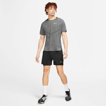 T-Shirt fonctionnel 'Techknit Ultra' NIKE en gris