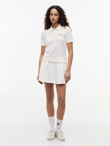 Pull-over Tommy Jeans en blanc