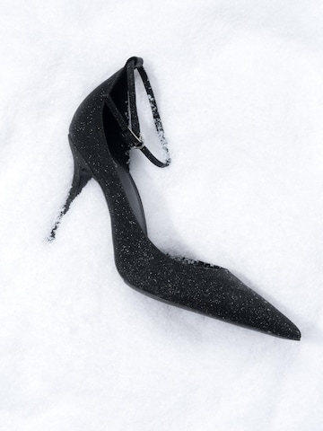 Estro Pumps '672-3' in Black