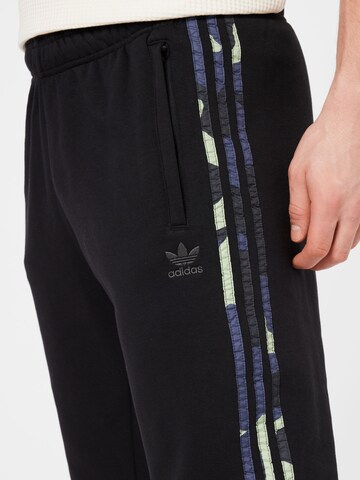 ADIDAS ORIGINALS Zwężany krój Spodnie 'Graphics Camo Sweat' w kolorze czarny