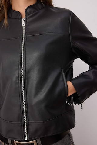 Trendyol Jacke in Schwarz