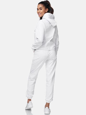 Tazzio - Traje para estar en casa 'F200' en blanco