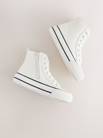 Next Сникърси в бяло