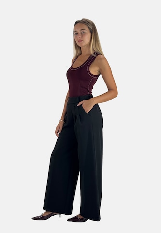 Elara Wide leg Pleat-front trousers in Black