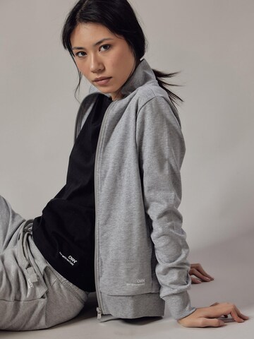 Sweat-shirt 'Felpa con Zip' OWN Off With Nature en gris