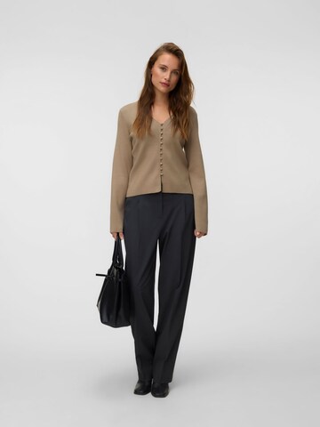 regular Pantaloni con pieghe 'DAFFODIL' di VERO MODA in grigio