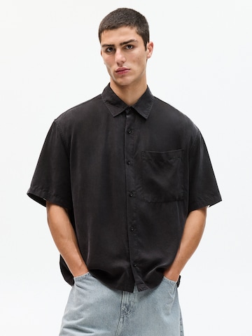 Pull&BearComfort Fit Košulja - crna boja: prednji dio