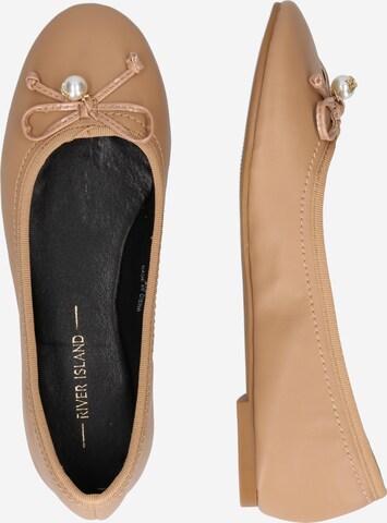 River Island - Bailarina en beige