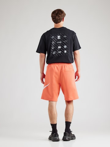 Nike SportswearLoosefit Hlače 'CLUB' - crvena boja