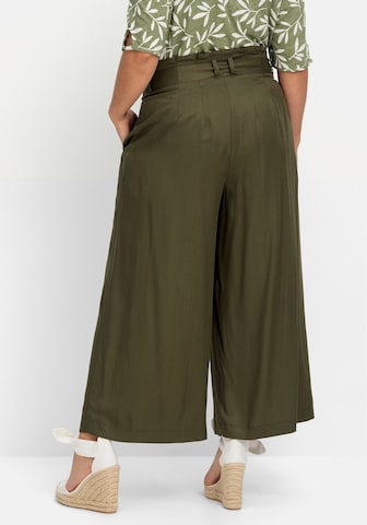 Wide leg Pantaloni con pieghe di SHEEGO in verde