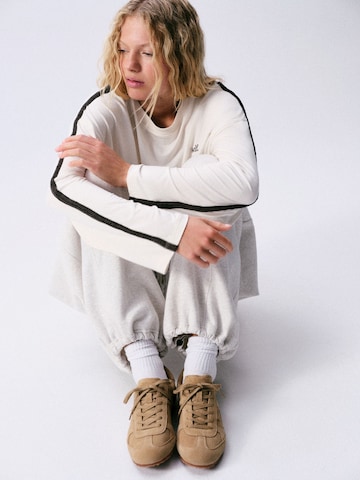 self. - Camiseta en beige