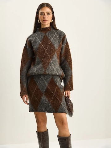 Tailleur di Bianco Lucci in marrone: frontale