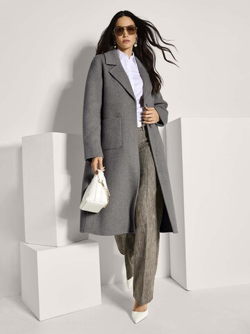 MADELEINE Mantel in Grau: Vorderseite