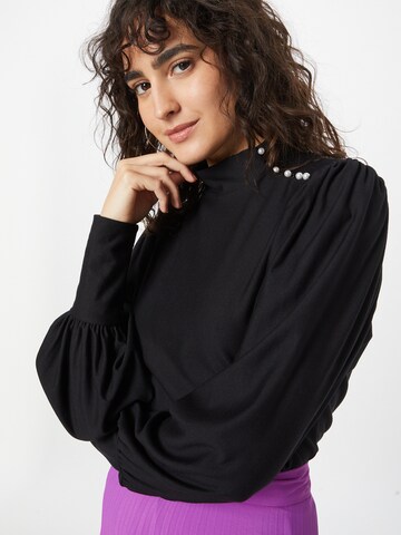 Gestuz - Blusa 'Rifa' en negro