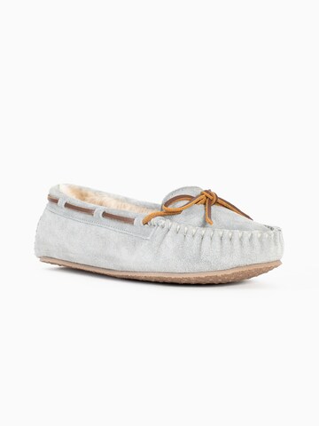 Minnetonka Pantofle 'Cally' – šedá