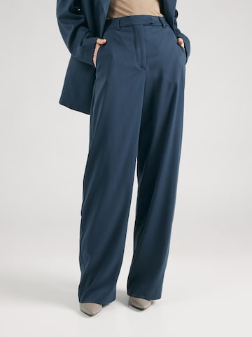 REMAINLoosefit Chino hlače 'Cocoon' - plava boja: prednji dio