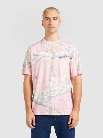 GUESS Originals T-Shirt 'GO REALTREE' in Pink: Vorderseite