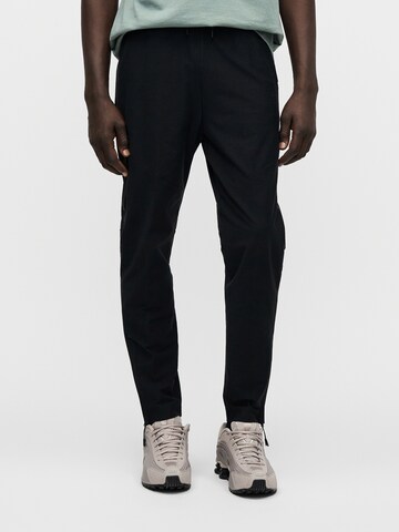 Nike Sportswear Slimfit Παντελόνι σε μαύρο: μπροστά