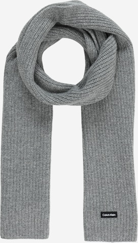 Calvin Klein - Chal en gris: frente