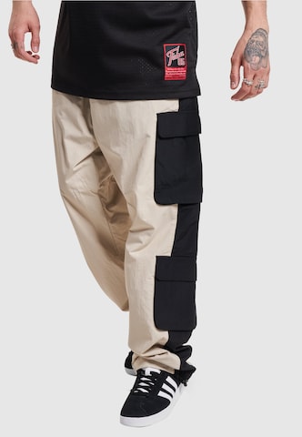 FUBU Loosefit Cargobroek in Beige: voorkant