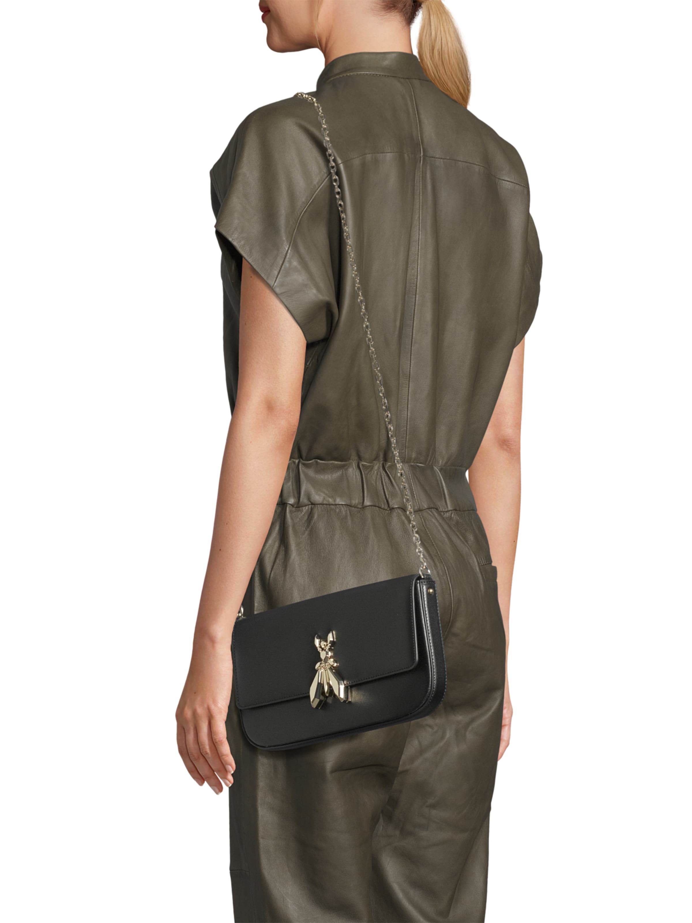 PATRIZIA PEPE Axelremsväska i svart: framsida