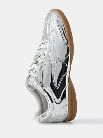 Sneaker bassa di Bershka in argento