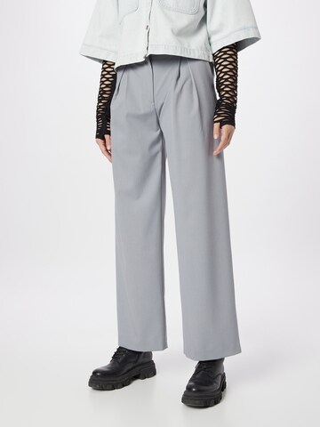 WEEKDAY Loose fit Pleat-front trousers 'Lilah' in Grey: front