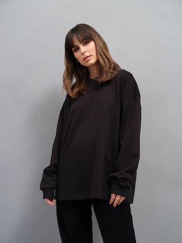 A LOT LESS - Camiseta 'Sunny' en negro: frente