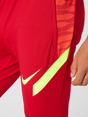 Coupe slim Pantalon de sport 'Strike' NIKE en rouge