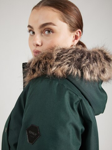 Parka invernale 'CARIrena' di ONLY Carmakoma in verde