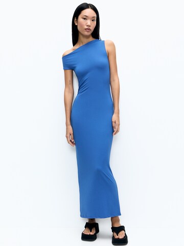 Rochie de la Pull&Bear pe albastru: față