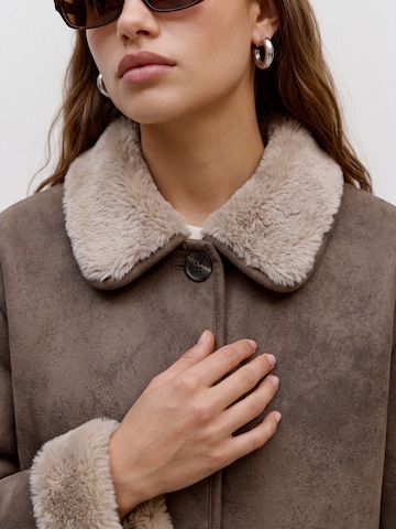 VERO MODA Between-Season Jacket 'VMNIA' in Brown