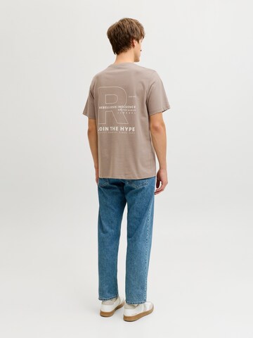 JJ Rebel Тениска 'JREBZAKI' в кафяво