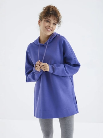 Tommy Life Sweatshirt in Blue: front