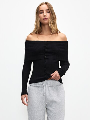 Pull&Bear Neuletakki värissä musta: etupuoli