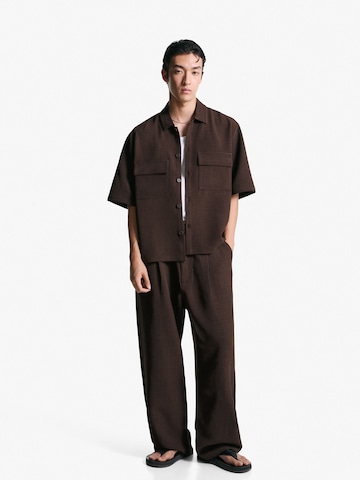 Bershka Comfort Fit Риза в кафяво