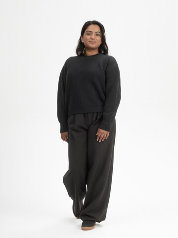 Pulover 'Adah' de la MELA pe negru