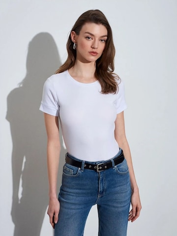 Dilvin Shirt in White: front