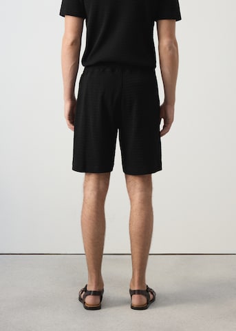 Regular Pantaloni 'ARMIS' de la MANGO MAN pe negru