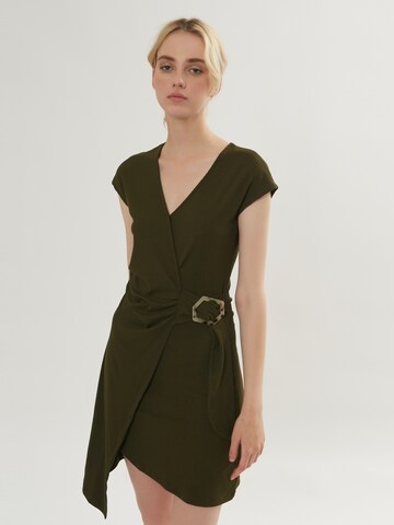 Influencer Dress in Green: front